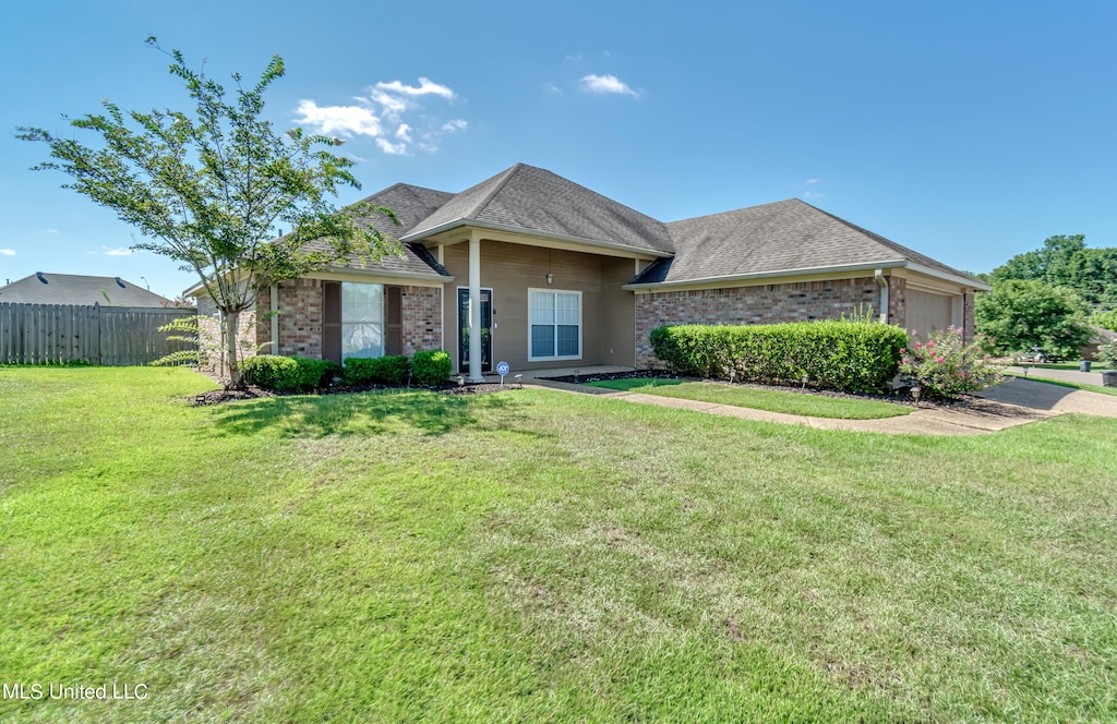 single story home featuring a front lawn