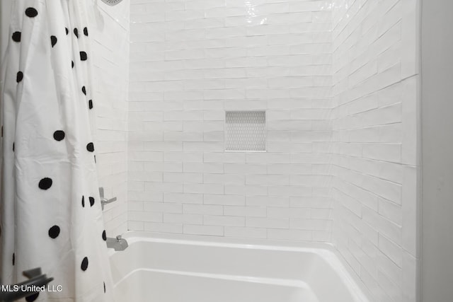 bathroom featuring shower / tub combo