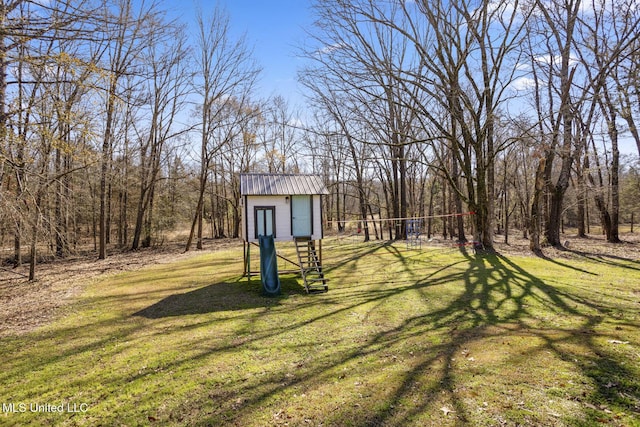 view of yard featuring a shed