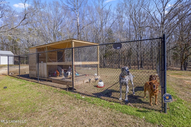 view of yard with an outbuilding