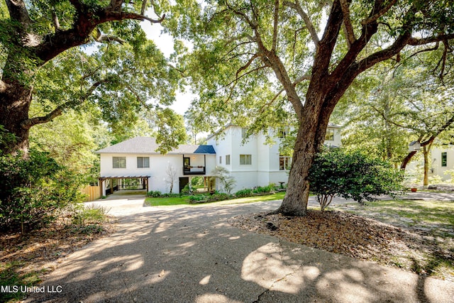 view of front facade with concrete driveway and stucco siding