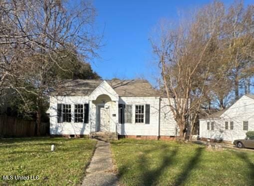 view of front of home with a front lawn