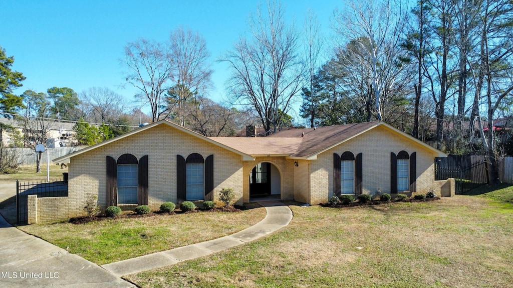 ranch-style house featuring a front yard