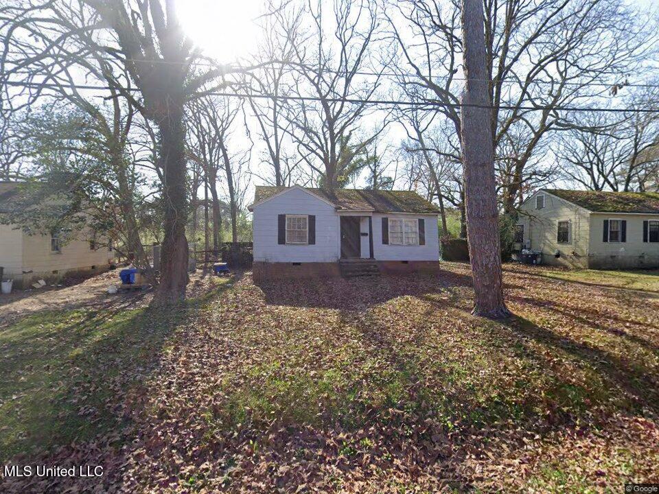 view of front of house featuring entry steps and crawl space