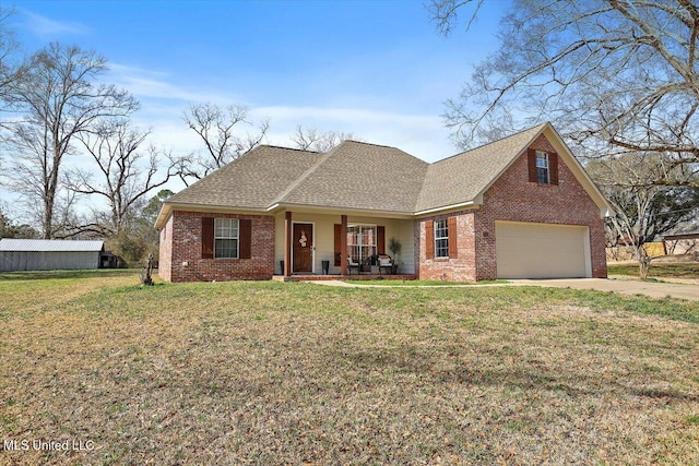 view of front facade featuring a front yard and covered porch