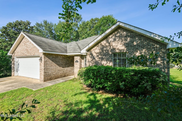 view of front of property featuring a front yard and a garage