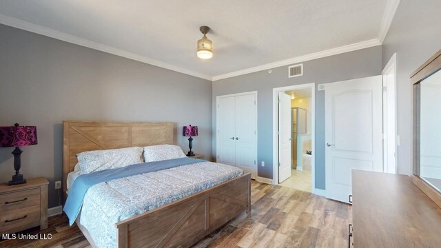 bedroom featuring light wood-style flooring, visible vents, and baseboards