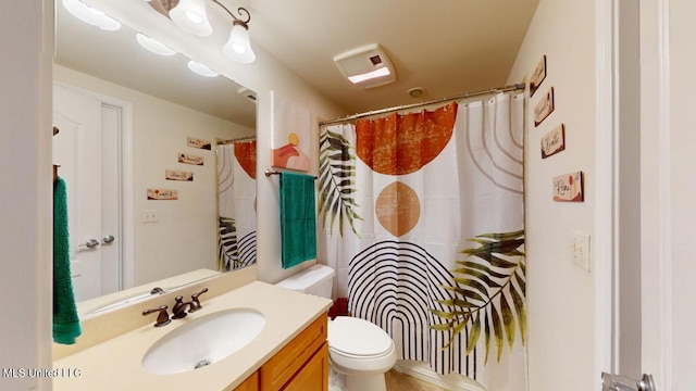 full bath featuring toilet, visible vents, a shower with shower curtain, and vanity