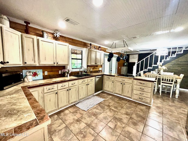 31019 N 19th Hwy, West, MS 39192 - kitchen featuring visible vents, a sink, a peninsula, stainless steel appliances, and cream cabinets