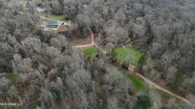 birds eye view of property featuring a forest view