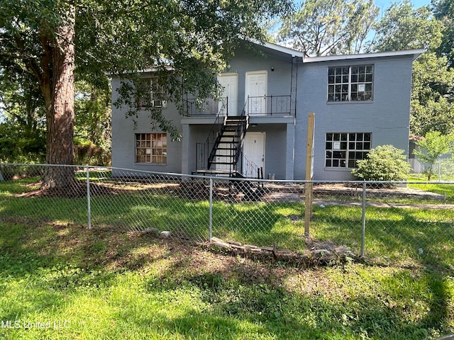 view of front of property featuring a front lawn