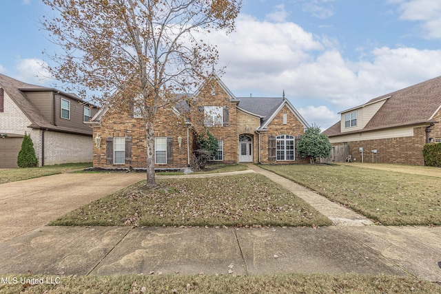 view of front facade featuring a front lawn