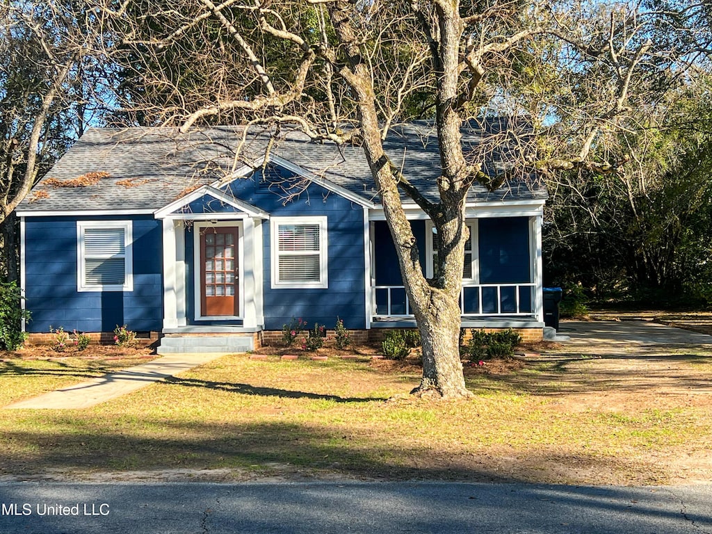 view of front of house featuring a front yard