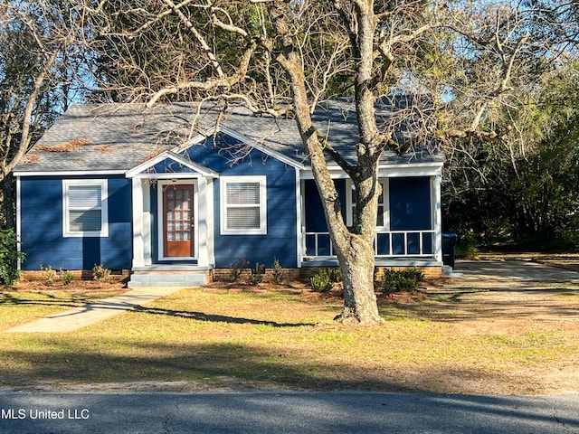 view of front of house featuring a front yard