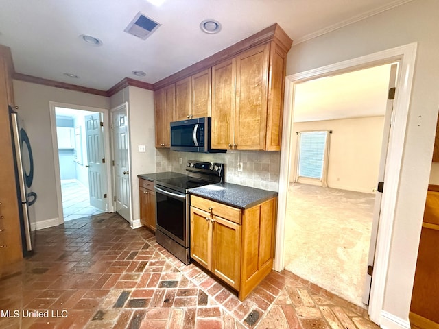 kitchen featuring stainless steel appliances, dark countertops, baseboards, backsplash, and ornamental molding