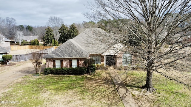 view of front of house featuring a front yard