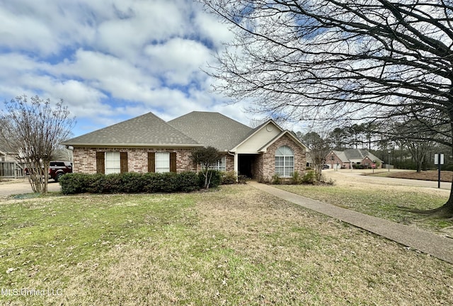 view of front facade featuring a front yard