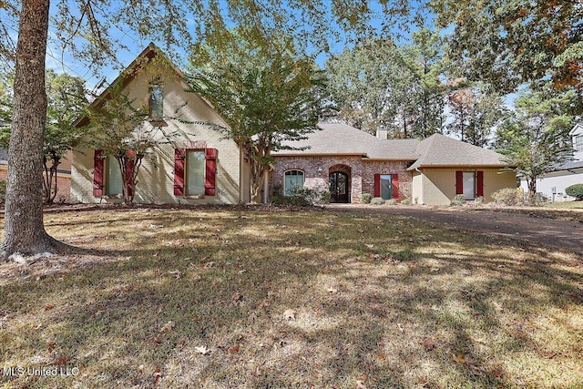 view of front of house with a front lawn