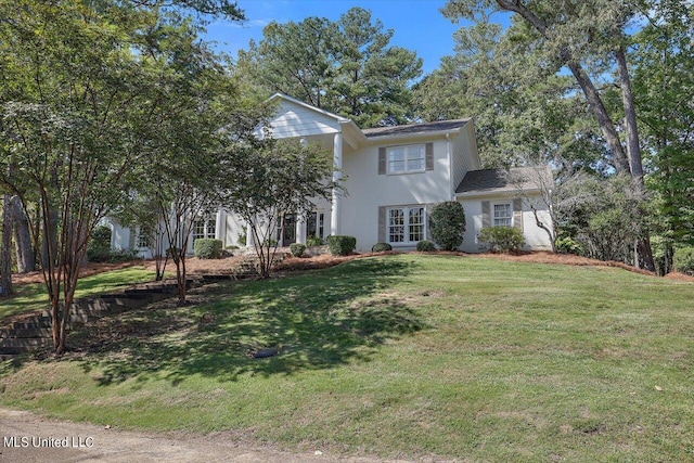 view of front of property featuring a front yard