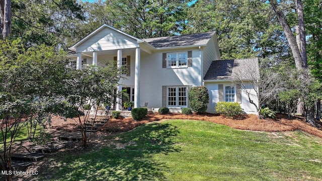 view of front facade featuring a front lawn