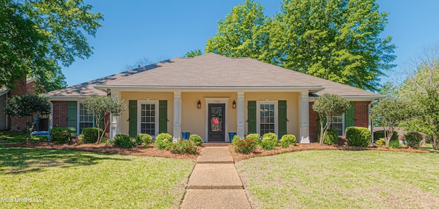 view of front of property featuring a front yard