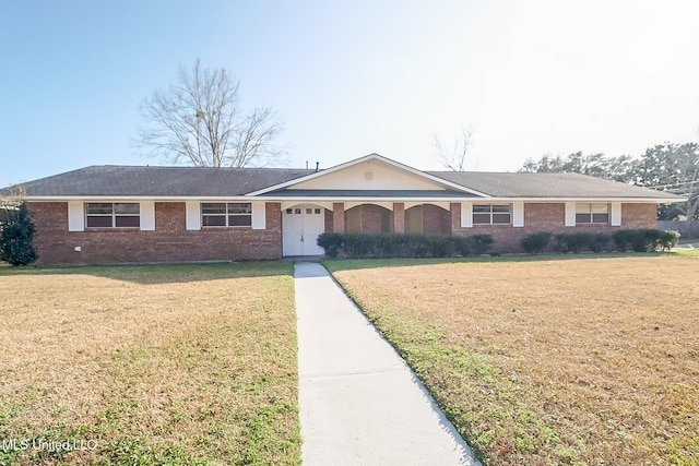 ranch-style house featuring a front yard