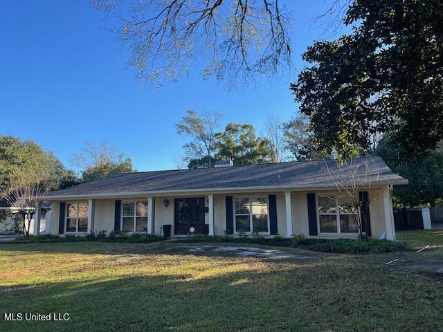 ranch-style house with a front yard