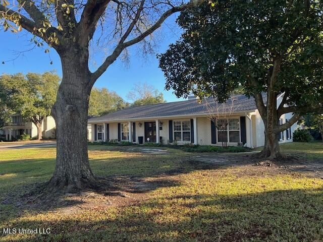 ranch-style home with a front yard