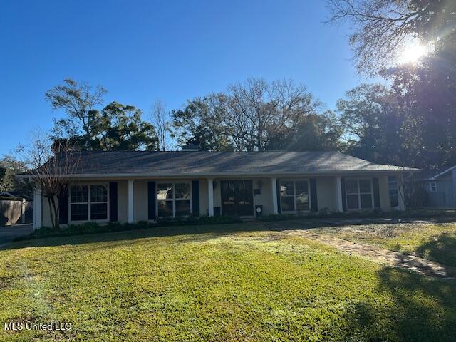 view of front facade featuring a front yard