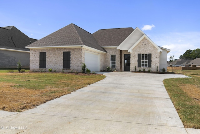 view of front of house featuring a front lawn and a garage