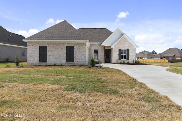 view of front facade with a front yard