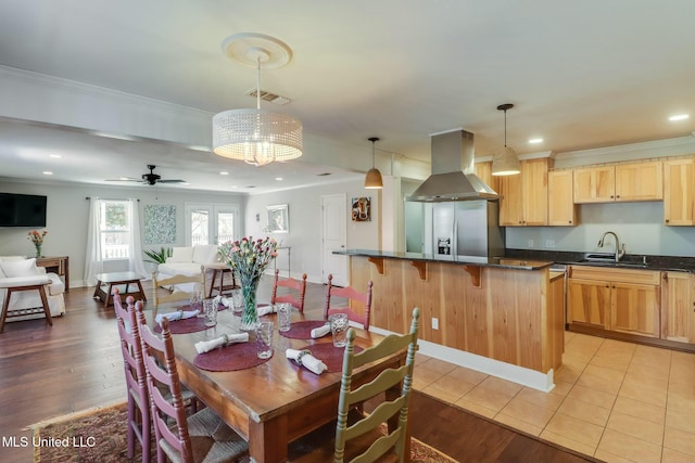 dining area featuring recessed lighting, visible vents, crown molding, and light wood finished floors