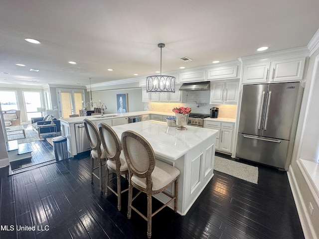 122 Breakers Ln, Ridgeland, MS 39157 - kitchen featuring a sink, a peninsula, stainless steel appliances, under cabinet range hood, and light countertops