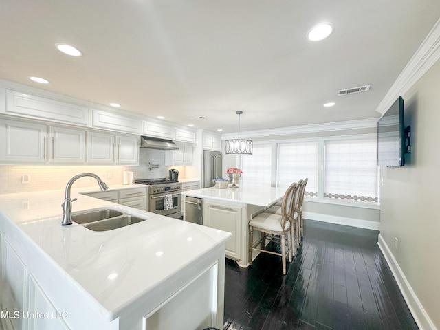122 Breakers Ln, Ridgeland, MS 39157 - kitchen with a sink, high end appliances, range hood, visible vents, and baseboards