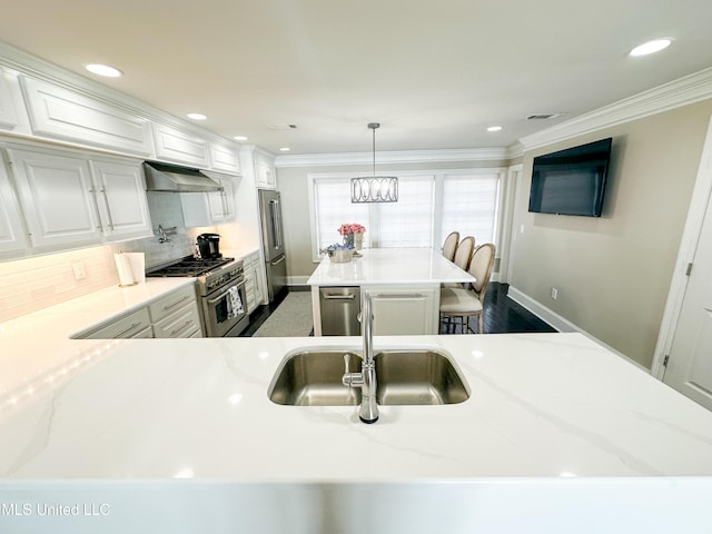 122 Breakers Ln, Ridgeland, MS 39157 - kitchen with a sink, exhaust hood, baseboards, premium appliances, and a kitchen island