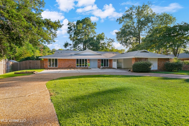 ranch-style home featuring a front lawn