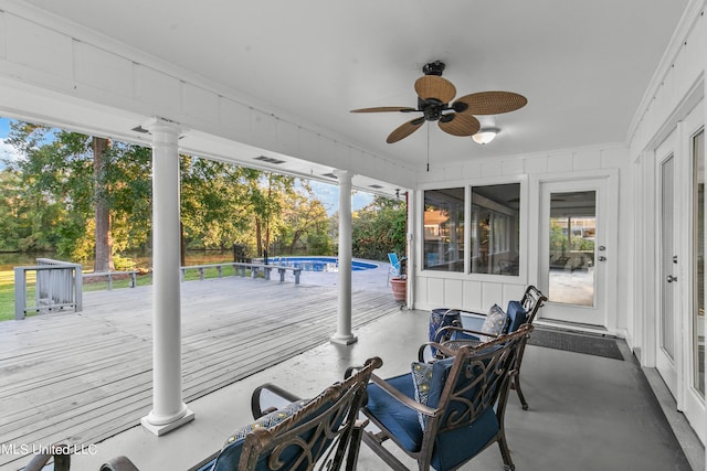 sunroom with ceiling fan