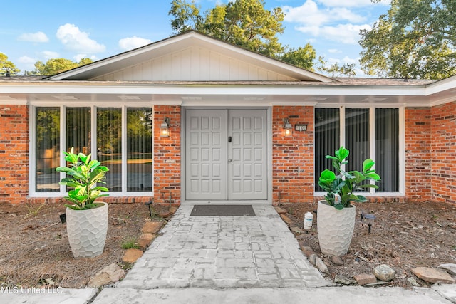 doorway to property with covered porch