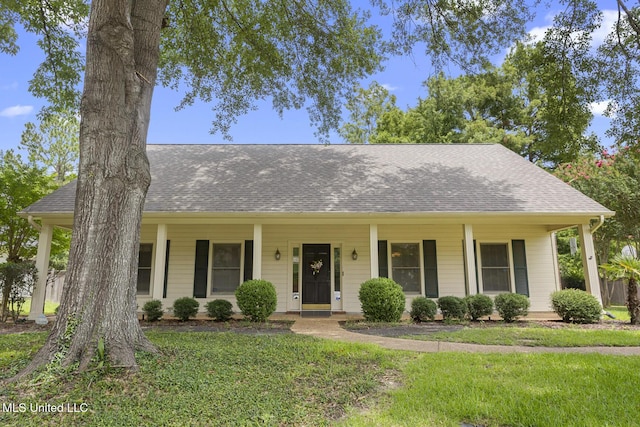 20 Peachtree Ln, Madison, MS 39110 - view of front of house featuring a front yard, a porch, and a shingled roof