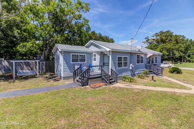 view of front of property featuring a front lawn