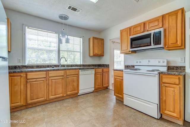 kitchen featuring sink, a notable chandelier, decorative light fixtures, a textured ceiling, and white appliances