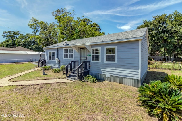 view of front of house featuring a front lawn