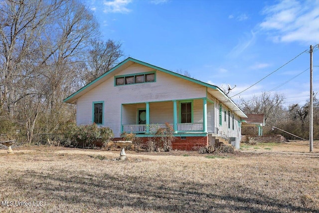 view of front facade with a front lawn and covered porch