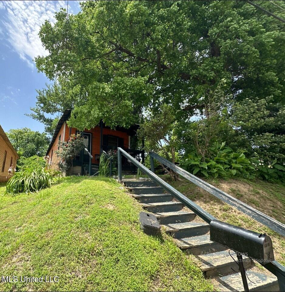 1002 Howard St, Vicksburg, MS 39183 - view of grassy yard