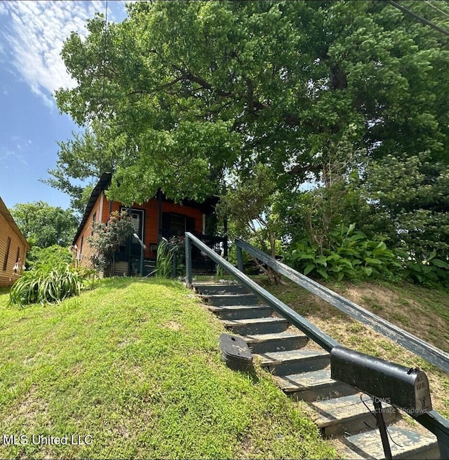 1002 Howard St, Vicksburg, MS 39183 - view of grassy yard