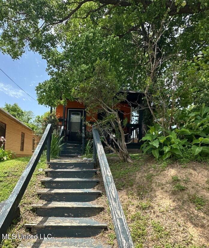 1002 Howard St, Vicksburg, MS 39183 - view of front of property
