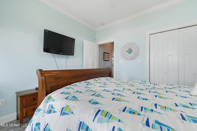 7101 Belle Fontaine Dr, Ocean Springs, MS 39564 - bedroom featuring a closet and ornamental molding