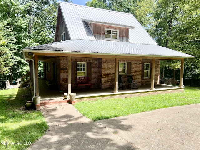 farmhouse inspired home featuring covered porch and a front lawn