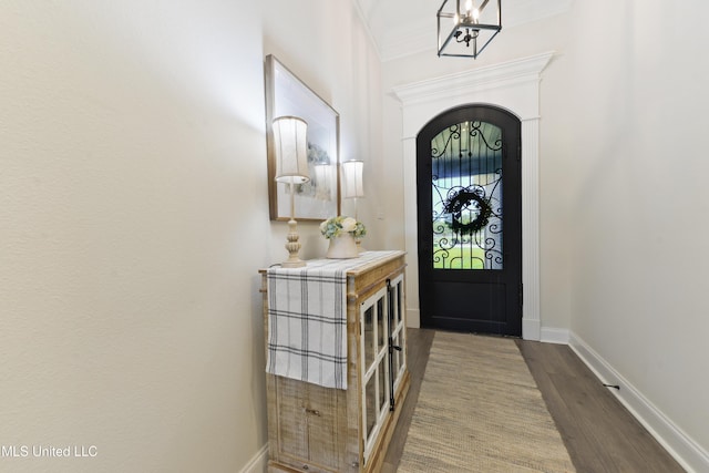 2918 Juliette Dr, Ocean Springs, MS 39564 - foyer entrance featuring arched walkways, wood finished floors, baseboards, crown molding, and a chandelier