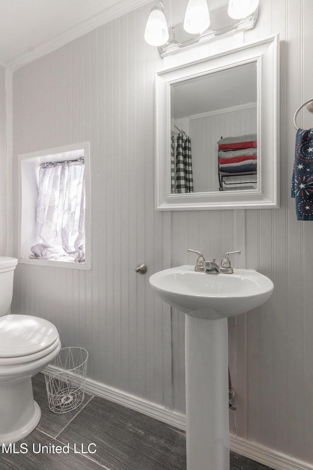 95 Nesting Site, Vicksburg, MS 39183 - bathroom with toilet, crown molding, baseboards, and wood finished floors